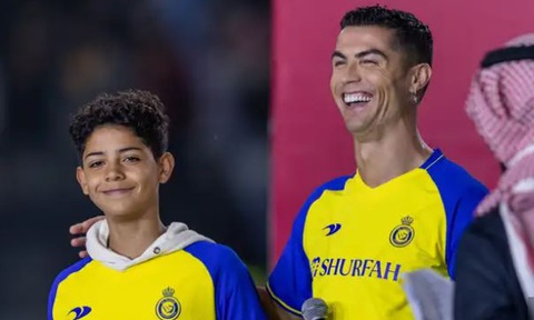 Điểm tin thể thao sáng 20-10: con trai Ronaldo ký hợp đồng với đội trẻ Al-Nassr - Ảnh 1. Ronaldo và con trai sẽ cùng khoác áo Al-Nassr - Ảnh: Getty