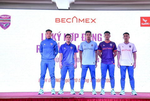 HLV Lê Huỳnh Đức: 'B.Bình Dương sẽ cố gắng giành thành tích cao nhất' - Ảnh 2. Các cầu thủ B.Bình Dương giới thiệu trang phục thi đấu mùa 2023 - 2024 - Ảnh: DUY ANH