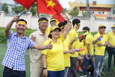 Tặng xe máy cho người lao động có hoàn cảnh khó khăn tại Giải bóng đá công nhân - Ảnh 5. Người lao động đến cổ vũ Giải vô địch bóng đá công nhân toàn quốc tại Quảng Nam - Ảnh: QUANG ĐỊNH