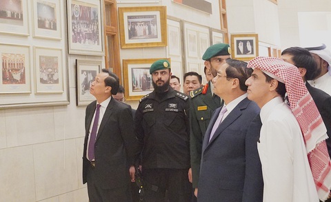Thủ tướng Phạm Minh Chính thăm trụ sở Hội đồng Hợp tác vùng Vịnh - Ảnh 2. Thủ tướng Phạm Minh Chính (thứ hai từ phải sang) thăm phòng trưng bày tại trụ sở GCC - Ảnh: N.AN