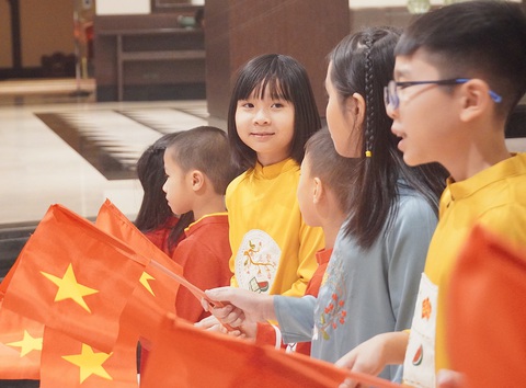 Thủ tướng: Thiết lập mạng lưới hỗ trợ người Việt khó khăn ở Trung Đông - Ảnh 1. Các cháu thiếu nhi chào đón Thủ tướng - Ảnh: N.AN