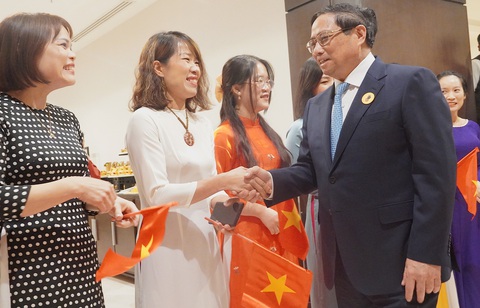 Thủ tướng: Thiết lập mạng lưới hỗ trợ người Việt khó khăn ở Trung Đông - Ảnh 4. Thủ tướng gặp gỡ bà con kiều bào tại Saudi Arabia - Ảnh: N.AN