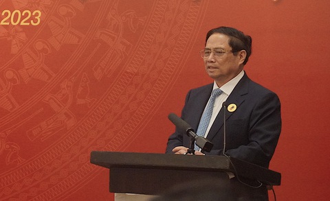 Thủ tướng: Thiết lập mạng lưới hỗ trợ người Việt khó khăn ở Trung Đông - Ảnh 2. Thủ tướng Phạm Minh Chính chia sẻ với bà con kiều bào tại Saudi Arabia - Ảnh: N.AN