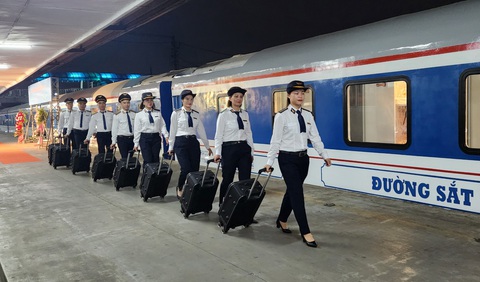 Đường sắt ra mắt đôi tàu chất lượng cao tuyến Hà Nội - Đà Nẵng - Ảnh 3. Đoàn tiếp viên đôi tàu SE19, SE20 có kinh nghiệm phục vụ và khả năng giao tiếp tốt - Ảnh: TUẤN PHÙNG