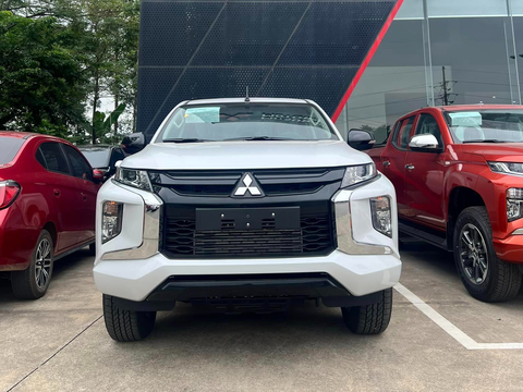 Tin tức giá xe: Mitsubishi Triton giảm giá kỷ lục còn 550 triệu, nhưng số lượng rất hạn hữu - Ảnh 4. Xe sử dụng máy 2.4L, công suất 178,5 mã lực và mô-men xoắn 430Nm tương tự các phiên bản số tự động. Hộp số là loại số tay 6 cấp. So với các đối thủ, Triton bản tiêu chuẩn mạnh hơn hẳn. Ranger bản tiêu chuẩn dùng động cơ chỉ có công suất 168 mã lực - Ảnh: Đại lý Mitsubishi/Facebook