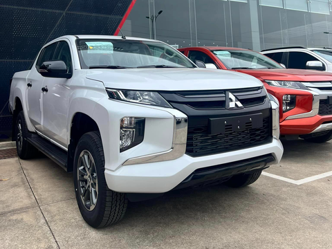 Tin tức giá xe: Mitsubishi Triton giảm giá kỷ lục còn 550 triệu, nhưng số lượng rất hạn hữu - Ảnh 2. Mitsubishi Triton 4x4 MT thường là lựa chọn của các doanh nghiệp kinh doanh vận tải. Có thể phân biệt bản tiêu chuẩn này nhờ mặt lưới tản nhiệt sơn đen, đèn chiếu sáng dạng halogen, ốp gương chiếu hậu màu đen, ốp cản sau màu đen và tay nắm mở cửa thùng xe màu đen. Phiên bản này dùng bộ mâm 17 inch tương tự bản 4x2 AT - Ảnh: Đại lý Mitsubishi/Facebook