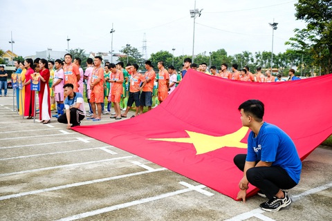 Giải vô địch bóng đá công nhân toàn quốc khu vực Quảng Nam khai mạc trùng ngày Phụ nữ Việt Nam - Ảnh 3. Nghi thức chào cờ trong lễ khai mạc giải - Ảnh: TẤN LỰC