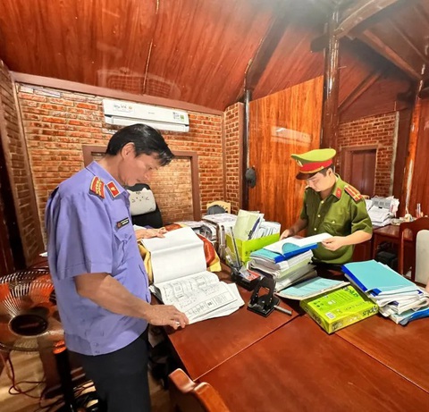 Giám đốc bị khởi tố vì khai thác cát vượt khối lượng cho phép 9000 mét khối - Ảnh 1. Sau khi giám đốc bị khởi tố vì khai thác cát quá khối lượng, cơ quan chức năng khám xét nơi làm việc của người này - Ảnh: QUANG VĂN