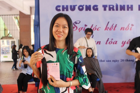 'Đánh bại' ung thư, quay trở lại hiến tóc cho bệnh nhân - Ảnh 1. Chị Trần Thị Hồng Diễm (43 tuổi, Long An) sau khi chiến thắng ung thư quay trở lại hiến tặng tóc của mình cho những bệnh nhân đang điều trị - Ảnh: NGỌC NHI