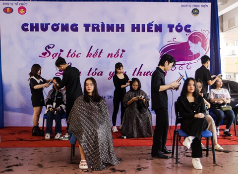 'Đánh bại' ung thư, quay trở lại hiến tóc cho bệnh nhân - Ảnh 3. Các bạn sinh viên tham gia chương trình hiến tặng mái tóc của mình cho bệnh nhân ung thư - Ảnh: HỒ LAM