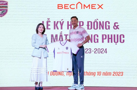 HLV Lê Huỳnh Đức: 'B.Bình Dương sẽ cố gắng giành thành tích cao nhất' - Ảnh 1. HLV Lê Huỳnh Đức nhận trang phục thi đấu của đội từ nhà tài trợ Kamito - Ảnh: AN TÔ