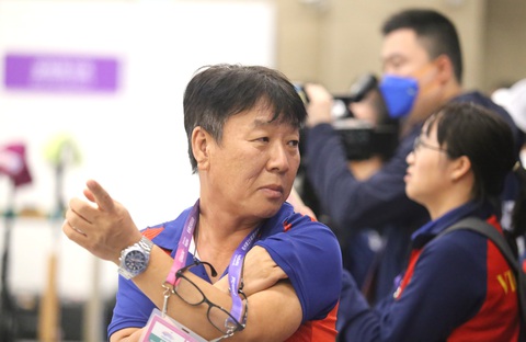 Đừng để bắn súng Việt Nam tụt lùi ! - Ảnh 4. Ông Park chỉ đạo các học trò tại Asiad 19 - Ảnh: HUY ĐĂNG