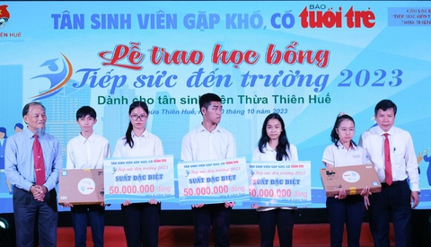 PGS.TS Nguyễn Thiện Tống và giám đốc Sở GD-ĐT tỉnh Thừa Thiên - Huế Nguyễn Tân trao phần học bổng đặc biệt và laptop cho các tân sinh viên có hoàn cảnh đặc biệt - Ảnh: TẤN LỰC PGS.TS Nguyễn Thiện Tống cùng ông Nguyễn Tân, giám đốc Sở GD-ĐT tỉnh Thừa Thiên - Huế trao phần học bổng đặc biệt và laptop cho các tân sinh viên có hoàn cảnh đặc biệt - Ảnh: TẤN LỰC