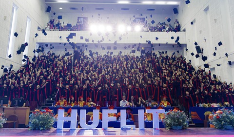 Sinh viên HUFLIT phản ứng vì cho rằng trường phân biệt đối xử với phụ huynh trong lễ tốt nghiệp - Ảnh 1. Sinh viên HUFLIT trong lễ tốt nghiệp được tổ chức trước đây - Ảnh: HUFLIT