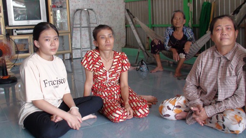 Bà ngoại (ngồi võng), dì Hai (bìa phải), mẹ và Huỳnh Như bàn cách vay tiền lo cho cháu vào đại học - Ảnh: ĐẶNG TUYẾT Bà ngoại (ngồi võng), dì Hai (bìa phải), mẹ và Huỳnh Như bàn cách vay tiền lo cho Như vào đại học - Ảnh: ĐẶNG TUYẾT