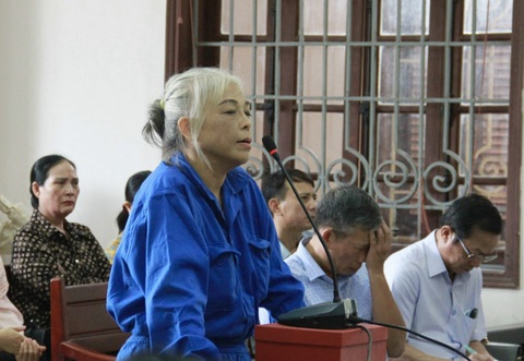 Vụ khai thác cả triệu tấn than lậu: Nữ 'đại gia' kêu oan - Ảnh 2. Bị cáo Châu Thị Mỹ Linh tại tòa - Ảnh: HỒNG PHÚ