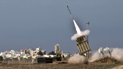 Tin tức thế giới 20-10: Mỹ chuyển vũ khí cho Israel, bắn chặn nhiều tên lửa lao tới đồng minh - Ảnh 1. Hệ thống Iron Dome do Israel sản xuất khai hỏa - Ảnh: AFP
