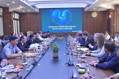 EC liệu có gỡ 'thẻ vàng' cho thủy sản Việt Nam sau lần thanh tra thứ 4? - Ảnh 1. Lãnh đạo Bộ Nông nghiệp và Phát triển nông thôn làm việc với đoàn thanh tra EC hôm 18-10 - Ảnh: V.GIANG