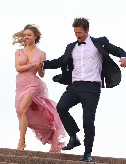 "Bom sex" Sydney Sweeney tái xuất màn ảnh rộng với 'Anyone but you' - Ảnh 2. Sydney Sweeney và Glen Powell hừa hẹn sẽ bùng nổ bởi chemistry đáng yêu, hài hước và “tình bể bình” trong từng phân cảnh