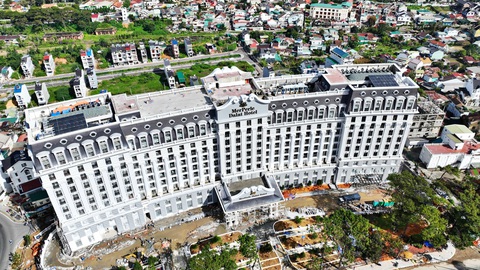 Tháo dỡ 4500 m2 khách sạn Merperle Dalat nếu không sửa thiết kế - Ảnh 2. Bên trong khách sạn có nhiều hạng mục xây khi chưa xin phép cơ quan chức năng - Ảnh: M.V.