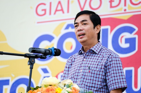 Khởi tranh Giải vô địch bóng đá công nhân toàn quốc 2023 tại Quảng Nam - Ảnh 7. Ông Nguyễn Khắc Cường - phó tổng biên tập báo Tuổi Trẻ - phát biểu cảm ơn các đơn vị đồng hành cùng giải - Ảnh: TẤN LỰC