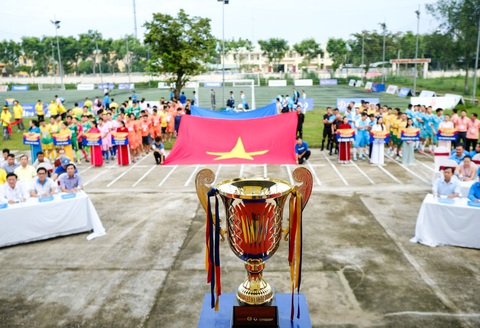 Khởi tranh Giải vô địch bóng đá công nhân toàn quốc 2023 tại Quảng Nam - Ảnh 11. Chiếc cúp vô địch của giải đấu - Ảnh: TẤN LỰC