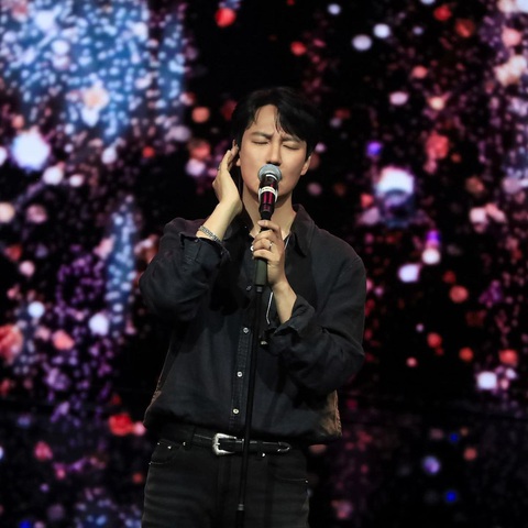 Tài tử U50 Kim Nam Gil đến TP. HCM làm fan concert - Ảnh 3. Kim Nam Gil trên sân khấu âm nhạc