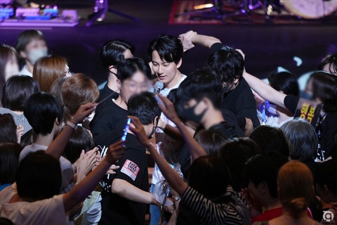 Tài tử U50 Kim Nam Gil đến TP. HCM làm fan concert - Ảnh 5. Kim Nam Gil trong vòng tay khán giả