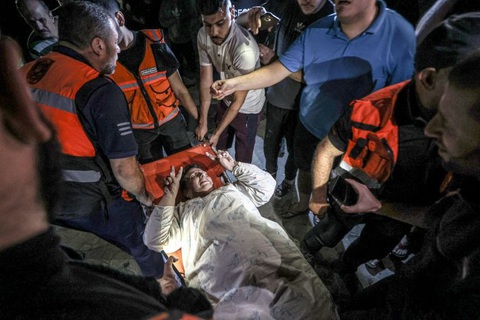 Lực lượng khẩn cấp giải cứu một phụ nữ ở nhà thờ Thánh Porphyrius, thành phố Gaza - Ảnh: ANADOLU Lực lượng khẩn cấp giải cứu một phụ nữ ở nhà thờ Thánh Porphyrius, thành phố Gaza - Ảnh: ANADOLU