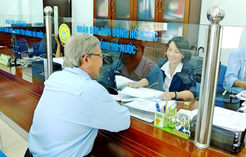 Chăm sóc khách hàng tại Công ty cổ phần Cấp nước Phú Hòa Tân - Ảnh: ĐÌNH BÍCH Chăm sóc khách hàng tại Công ty cổ phần Cấp nước Phú Hòa Tân - Ảnh: ĐÌNH BÍCH