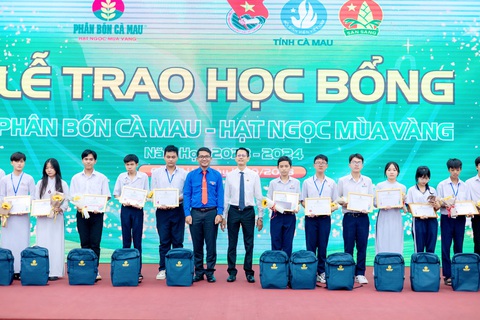 PVCFC trao học bổng cho học sinh tỉnh Cà Mau- Ảnh 1. Công ty cổ phần Phân bón Dầu khí Cà Mau trao 200 suất học bổng “Hạt Ngọc Mùa Vàng”, tổng giá trị 400 triệu đồng cho các em học sinh có hoàn cảnh khó khăn hiếu học