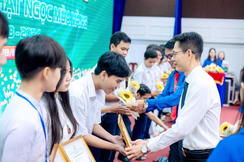 PVCFC trao học bổng cho học sinh tỉnh Cà Mau- Ảnh 2. Ông Trần Chí Nguyện - phó tổng giám đốc PVCFC - trao học bổng cho các em học sinh
