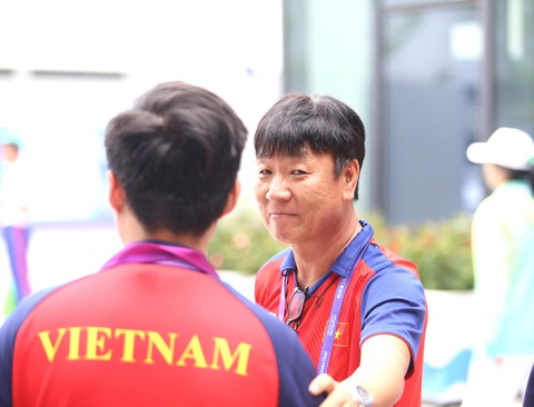 Đừng để bắn súng Việt Nam tụt lùi ! - Ảnh 1. Chuyên gia Park Chung Gun đồng hành cùng các xạ thủ tại Asiad 19 - Ảnh: HUY ĐĂNG
