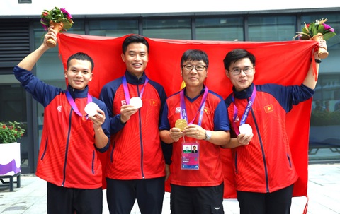 Đừng để bắn súng Việt Nam tụt lùi ! - Ảnh 2. Chuyên gia Park Chung Gun (thứ hai từ phải qua) cùng các học trò giành 1 HCV, 1 HCĐ Asiad 19 - Ảnh: QUÝ LƯỢNG