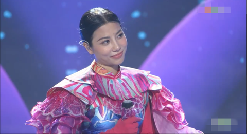 Bích Phương ‘quỵ ngã’ khi đoán trúng mascot Sứa Thủy Tinh - Ảnh 2. Sứa Thủy Tinh lộ diện là cô gái "vừa ăn kẹo vừa hát" Phượng Vũ