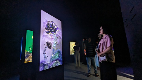 Khai trương không gian ‘bảo tàng kỹ thuật số’ đầu tiên ở Việt Nam - Ảnh 4. Không gian thưởng thức tác phẩm Đâm chồi nảy lộc - Ảnh: NHẬT LINH