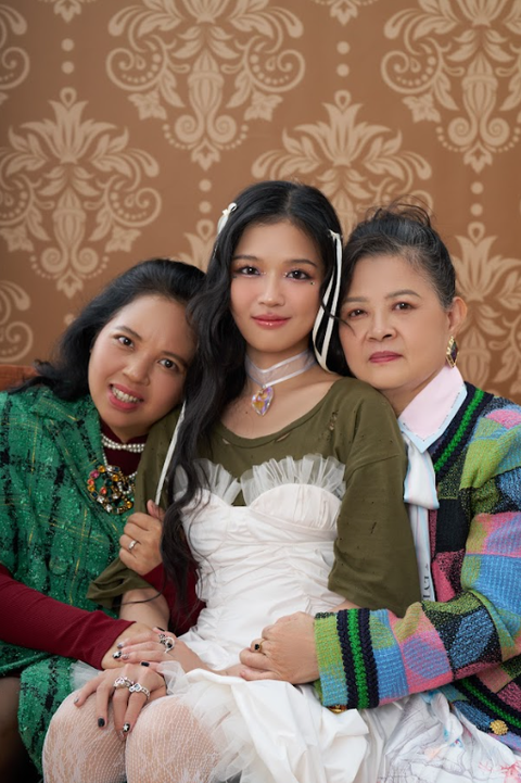 Suni Hạ Linh lần đầu khoe ảnh gia đình, tiết lộ “gia thế” bất ngờ - Ảnh 4. Bộ ảnh như một lời cảm ơn mà Suni Hạ Linh dành tặng mẹ - người đối với cô không khác gì “nữ siêu anh hùng”