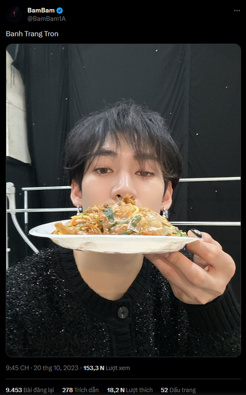 BamBam (GOT7) chúc fan nữ nhân ngày 20-10 bằng tiếng Việt siêu mượt - Ảnh 8. Sau 7749 gợi ý nhiệt tình của fan thì BamBam cũng đã được thưởng thức món ăn bánh tráng trộn.