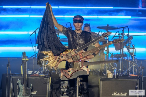 Tin tức giải trí 20-10: Trấn Thành hát live nhạc phim 'Đất rừng phương Nam' - Ảnh 3. Steve Vai giới thiệu cây guitar được mệnh danh là “quái thú ba đầu” - Ảnh: BTC