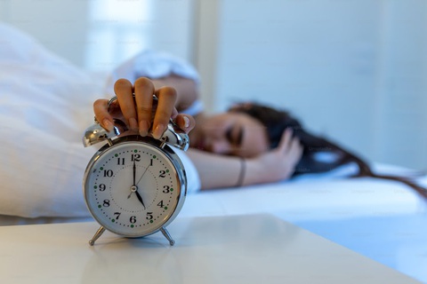 Gần 70% người đặt báo thức sẽ... ngủ thêm - Ảnh: Getty Images Gần 70% người đặt báo thức sẽ... ngủ thêm - Ảnh: Getty Images