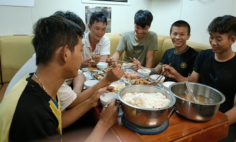 Tàu 467 đang trên đường đưa 78 ngư dân bị chìm tàu ở Trường Sa về đất liền - Ảnh 1. Các ngư dân vui vẻ ăn cơm trên tàu 467 - Ảnh: Vùng 4 hải quân cung cấp