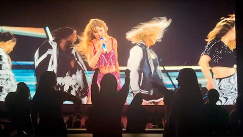Đạo diễn Oppenheimer: Taylor Swift sẽ khiến các ông lớn ngành phim thấy giá trị của màn ảnh rộng - Ảnh 2. Đạo diễn Oppenheimer: Taylor Swift sẽ khiến các ông lớn ngành phim thấy giá trị của màn ảnh rộng - Ảnh 2.