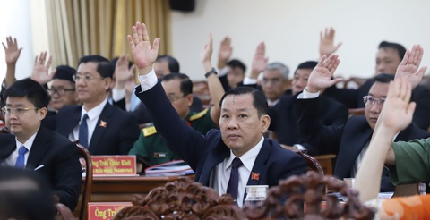 Sau một lần “gác”, HĐND TP Cần Thơ đã thông qua quy hoạch thành phố - Ảnh 1. Các đại biểu HĐND thành phố Cần Thơ biểu quyết thông qua nghị quyết quy hoạch thành phố Cần Thơ tại kỳ họp diễn ra sáng 20-10 - Ảnh: CHÍ QUỐC