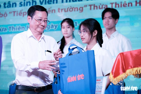 Tiếp sức đến trường: Đâu đó ở trên trời chắc người mẹ đang vui - Ảnh 2. Nhiều năm qua, học bổng Nguyễn Mỹ Hạnh luôn đồng hành cùng chương trình Tiếp sức đến trường của báo Tuổi Trẻ để tiếp sức cho các bạn sinh viên nghèo xứ Huế đến trường - Ảnh: TẤN LỰC