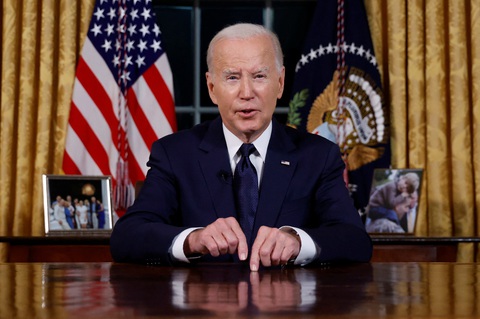 Ông Biden muốn chi 60 tỉ USD cho Ukraine, 14 tỉ USD cho Israel - Ảnh 1. Tổng thống Mỹ Joe Biden trong bài phát biểu kêu gọi viện trợ cho Ukraine và Israel - Ảnh: REUTERS