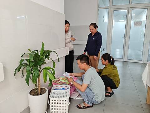 Các ông bố trẻ đưa vợ đi đẻ luống cuống chuẩn bị đồ mà cái thừa cái thiếu - Ảnh: CÔNG TRIỆU Các ông bố trẻ đưa vợ đi đẻ luống cuống chuẩn bị đồ mà cái thừa cái thiếu - Ảnh: CÔNG TRIỆU