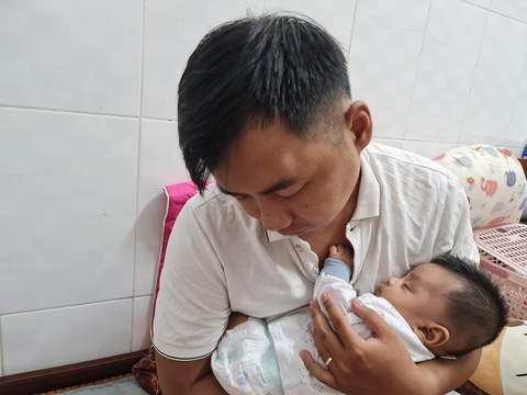 Lần đầu thức nhiều đêm liền chăm con khiến tôi thường xuyên ngủ gục - Ảnh: CÔNG TRIỆU Lần đầu thức nhiều đêm liền chăm con khiến tôi thường xuyên ngủ gục - Ảnh: CÔNG TRIỆU