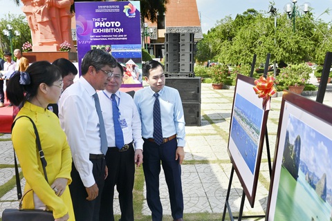 Bình Thuận: Triển lãm ảnh quốc tế Việt Nam năm 2023 - Ảnh 2. Các đại biểu chiêm ngưỡng tác phẩm tại buổi triển lãm - Ảnh: MAI THỨC