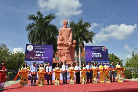 Bình Thuận: Triển lãm ảnh quốc tế Việt Nam năm 2023 - Ảnh 1. Nghi thức cắt băng khánh thành buổi triển lãm - Ảnh: MAI THỨC