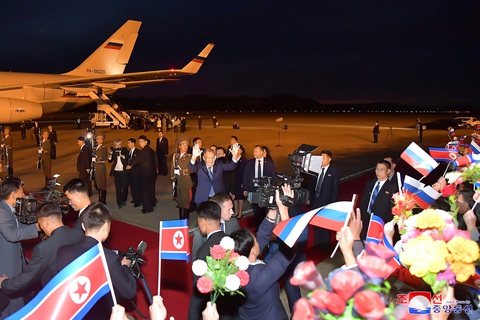 Tin tức thế giới 20-10: Mỹ chuyển vũ khí cho Israel, bắn chặn nhiều tên lửa lao tới đồng minh - Ảnh 3. Ngoại trưởng Nga Sergei Lavrov vẫy tay chào trước khi lên máy bay rời Triều Tiên - Ảnh: REUTERS